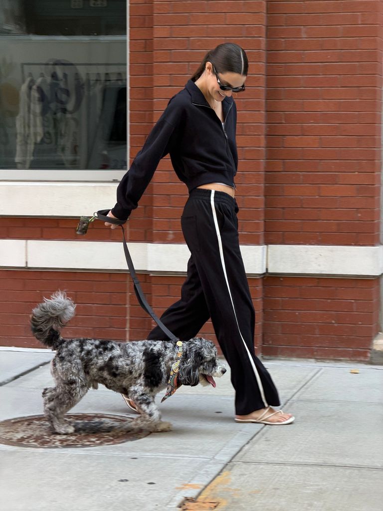 Mujer paseando con su perro
