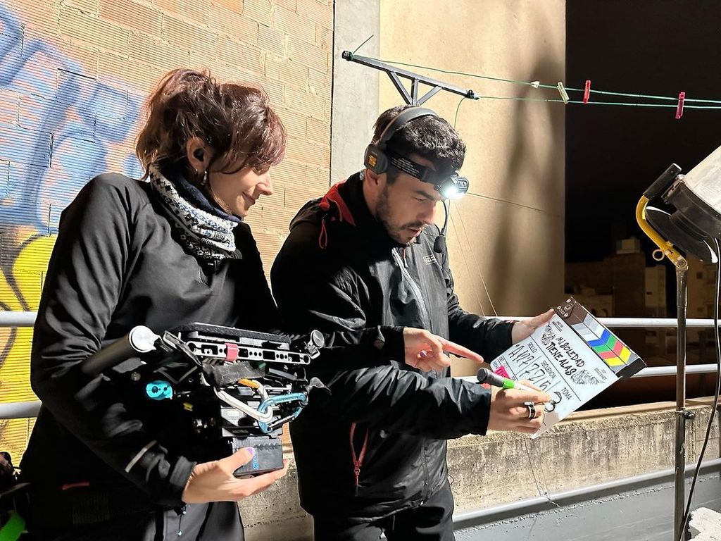 Plano medio de Mario Casas durante el rodaje de una película
