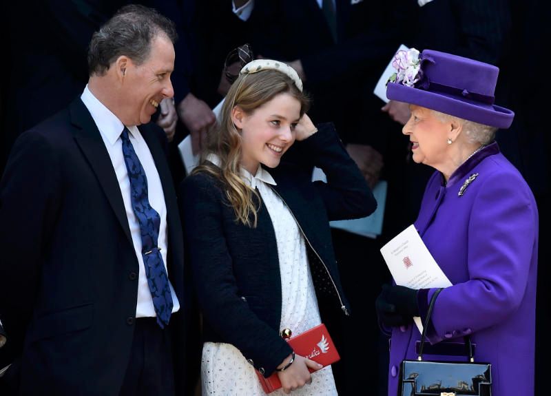 Lady Margarita Armstrong-Jones con Isabel II y su padre