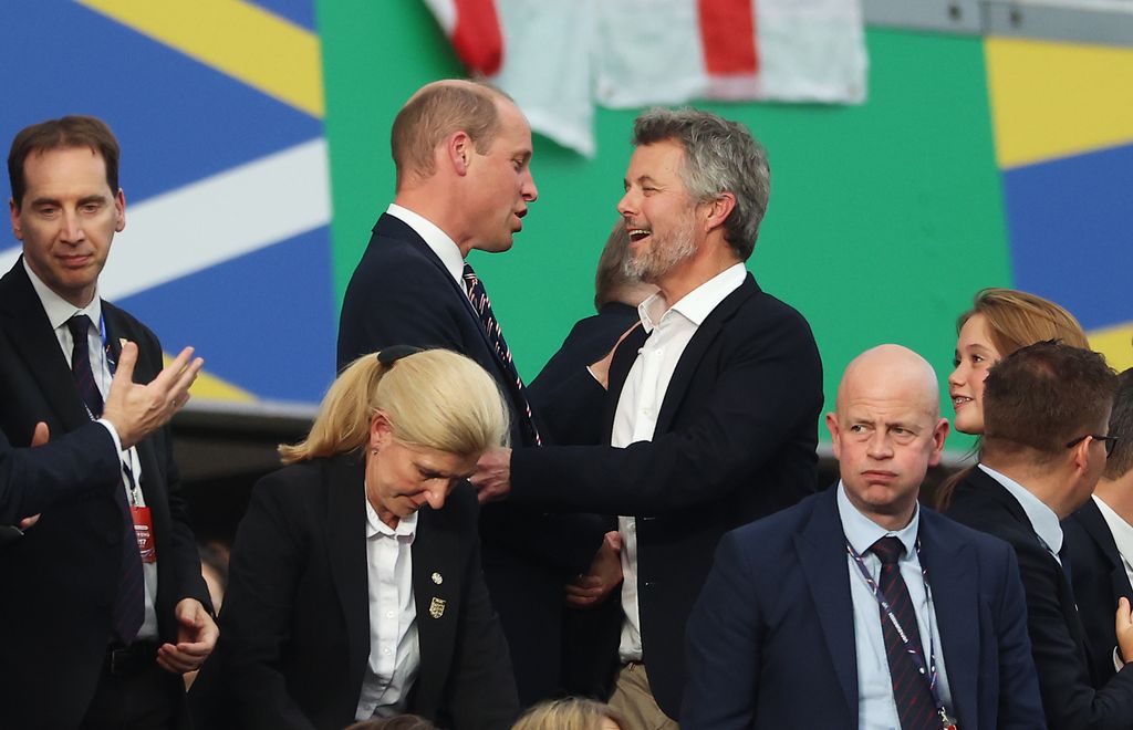 El príncipe William con el rey Federico de Dinamarca, tras el partido de Inglaterra y Dinamarca en la UEFA EURO 2024, en la Frankfurt Arena el 20 de junio de 2024. 