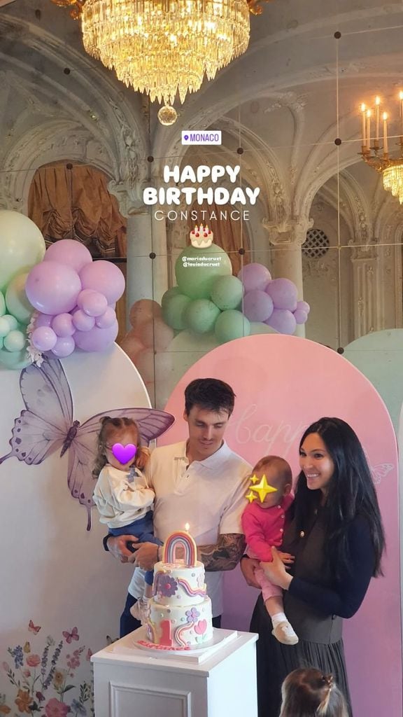 Louis sostiene a su hija mayor, Victoire, y Marie, a Constance