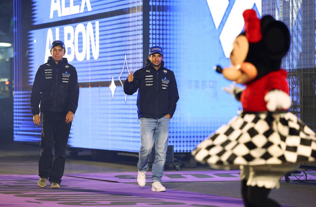 Alexander Albon y Carlos Sain, recibidos por una Minnie Mouse