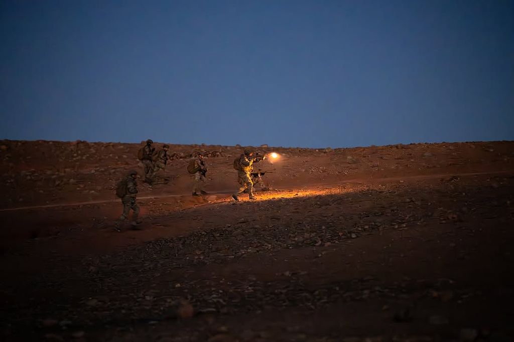 El príncipe Gabriel entrenando en el desierto de Marruecos