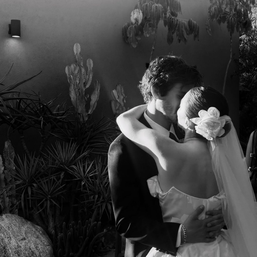 La pareja se casó en una ceremonia íntima en el patio de su hogar.