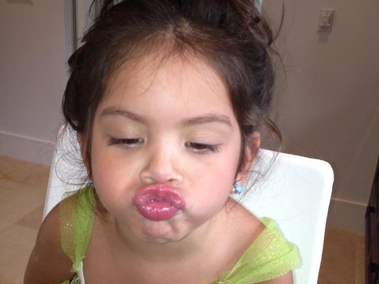 Carlota protagonizó tiernas fotos que su famosa mamá, 'Chiqui' Delgado, publicó en Instagram.