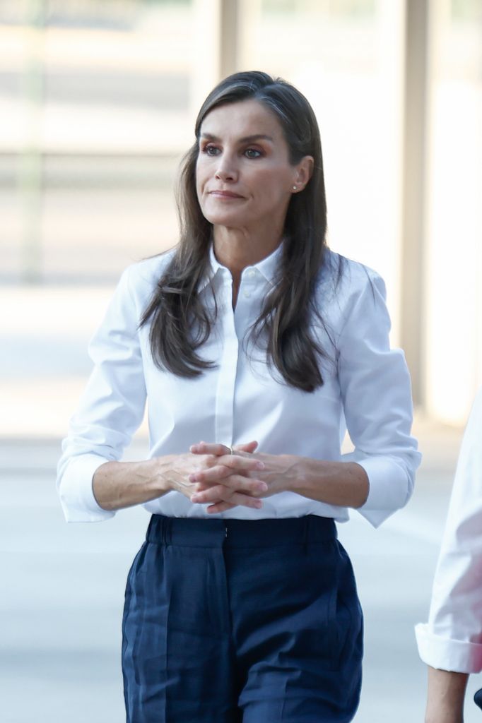 La reina Letizia despide al equipo de emergencias que viaja a Venezuela, en el aeropuerto de Barajas, el 1 de julio de 2026