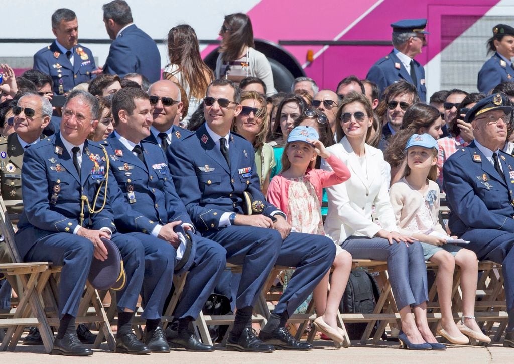 LOS PRINCIPES DE ASTURIAS, FELIPE DE BORBON Y LETIZIA ORTIZ CON SUS HIJAS LAS INFANTAS LEONOR Y SOFIA DURANTE EL ACTO CONMEMORATIVO DEL 25 ANIVERSARIO DE LA ENTREGA DE DESPACHOS DE TENIENTE A LA 41 PROMOCION DE LA ACADEMIA GENERAL DEL AIRE EN SAN JAVIER, MURCIA en mayo de 2014 en San Javier, Murcia 