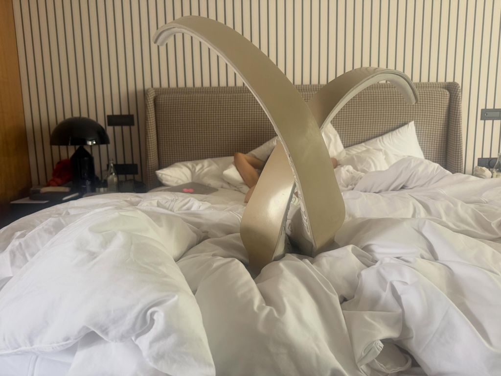 Rosalía con sus botas tribaleras en la cama.