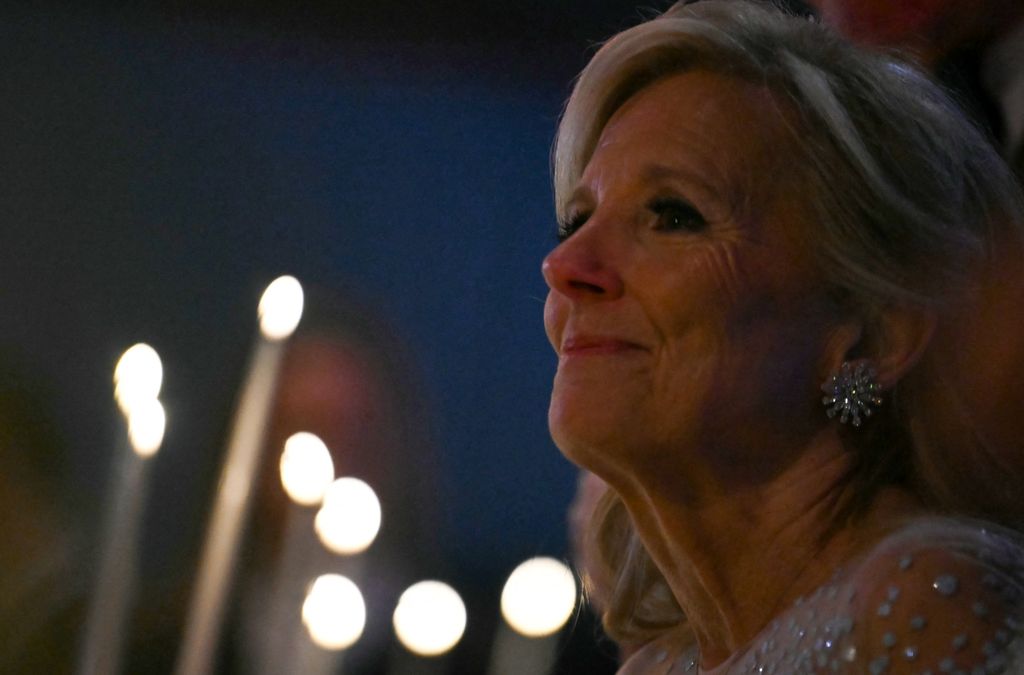 Primer plano de Jill Biden observando con ternura a Joe Biden dando un discurso