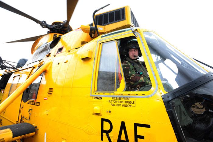 En el año 2014 el segundo en la línea de sucesión al trono británico tomó la decisión de dividir su tiempo entre las labores oficiales y el trabajo de piloto de ambuláncias aéreas -para lo que tuvo que prepararse a pesar de su experiencia dentro de Real Fuerza Aérea-, sueldo que dona a causas benéficas
