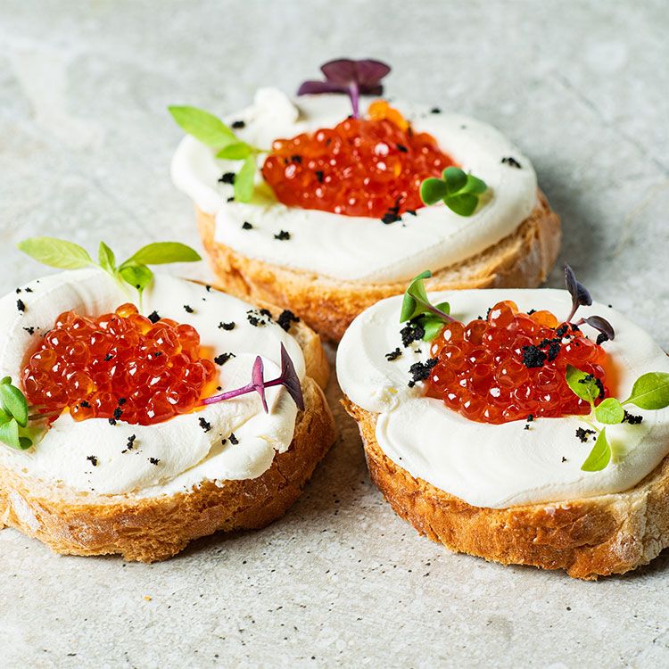 Canapés con burrata, huevas y germinados