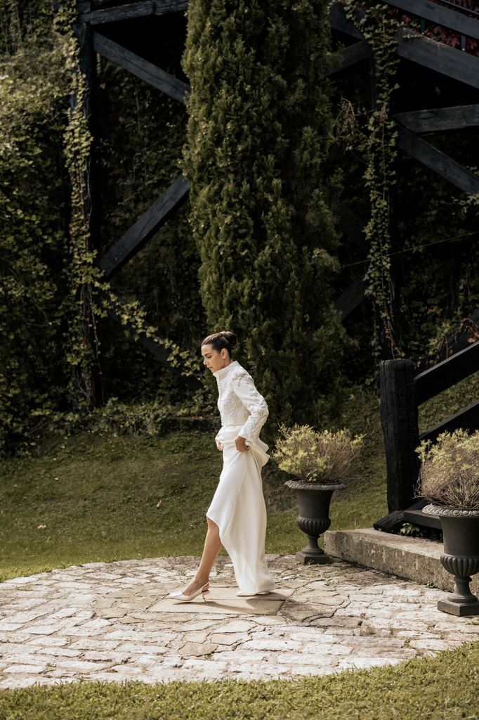 Vestido de novia viral inspirado en Balenciaga con torera bordada