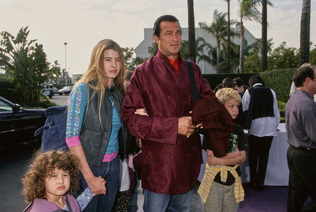 El actor estadounidense Steven Seagal, su pareja Arissa Wolf y sus hijos asisten al estreno de Snow Day (Un día de nieve) en el Teatro Paramount de Los Ángeles, California, el 29 de enero de 2000.
