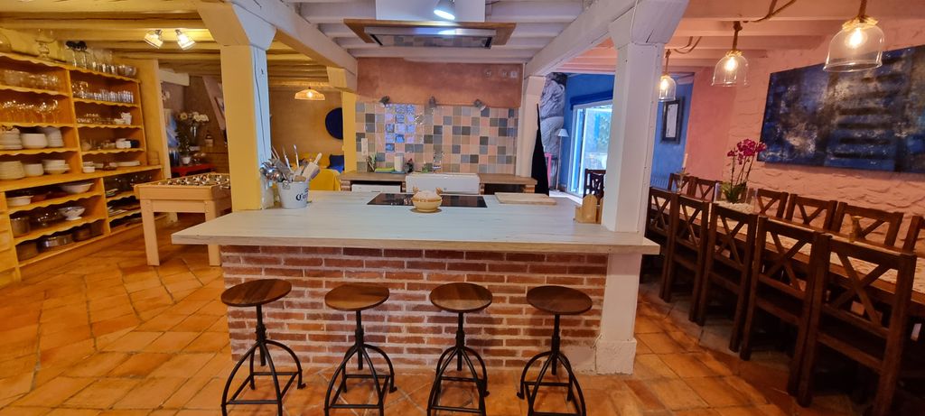 Cocina con isla, junto al comedor