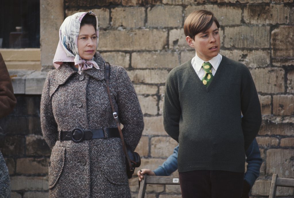 Isabel II y su hijo Andrés, en una imagen de 1973