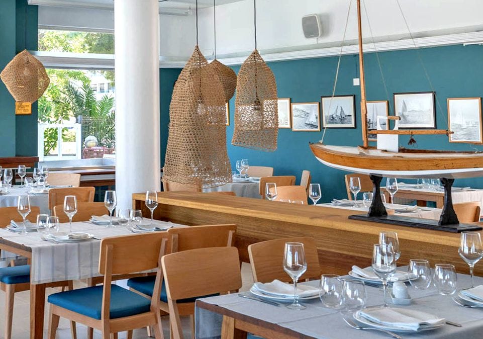 Comedor del restaurante del Club Náutico de Ibiza.