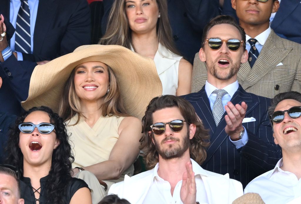  Jennifer Lopez, Andrew Garfield y Tom Hiddleston en la final de Wimbledon el pasado 12 de julio.