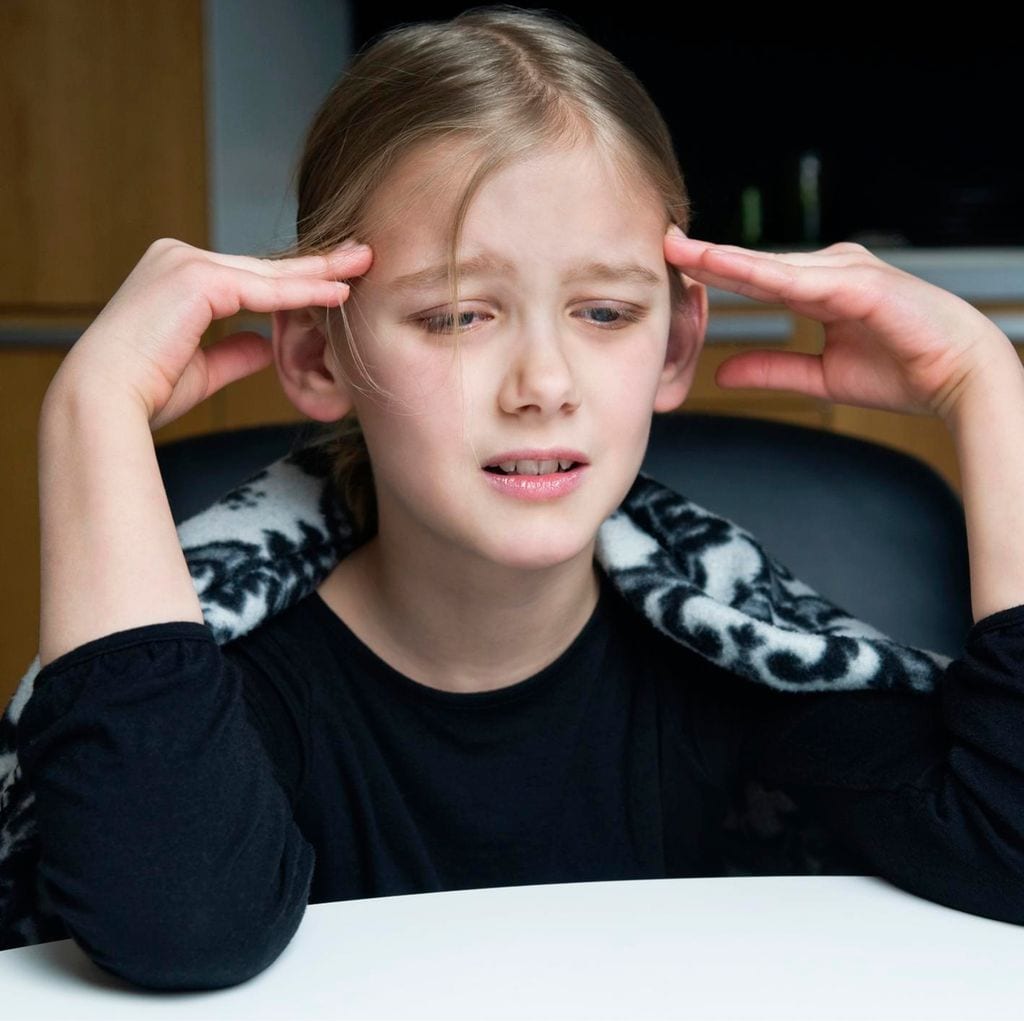 Niña con dolor de cabeza