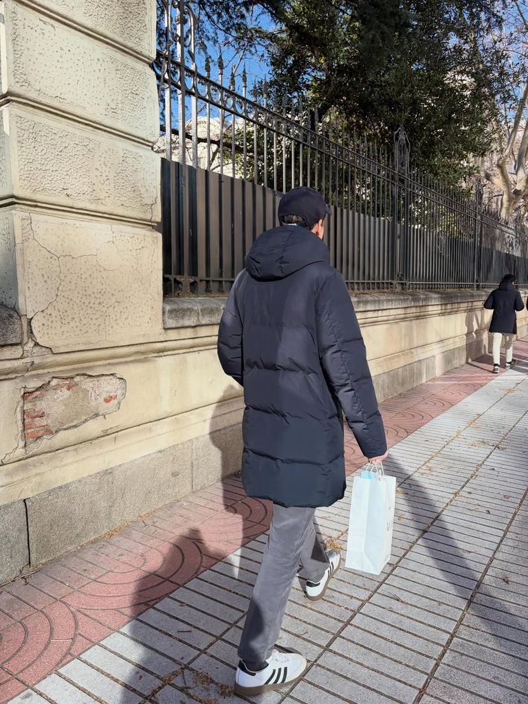 Un paseo reparador junto a su marido y su perrita