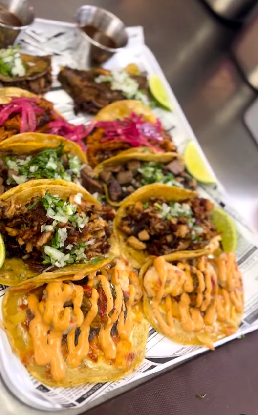 Algunos de los tacos que se sirven en Tortea, entre ellos los ganadores del concurso (tacos Gobernador, primeros en la bandeja).