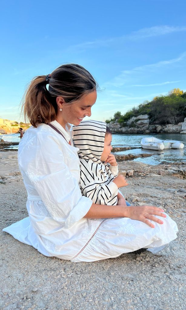 Ona Carbonell en la playa con su hijo