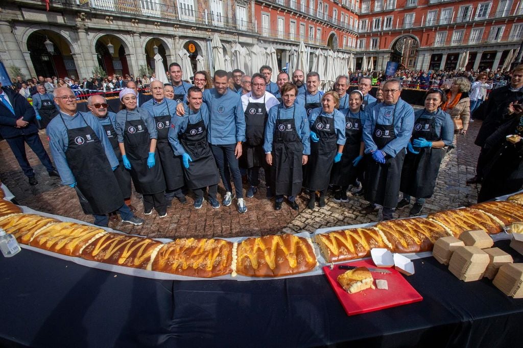 Corona gigante que se reparte en la Plaza Mayor, con la presencia del Alcalde de Madrid, José Luis Martínez-Almeida.