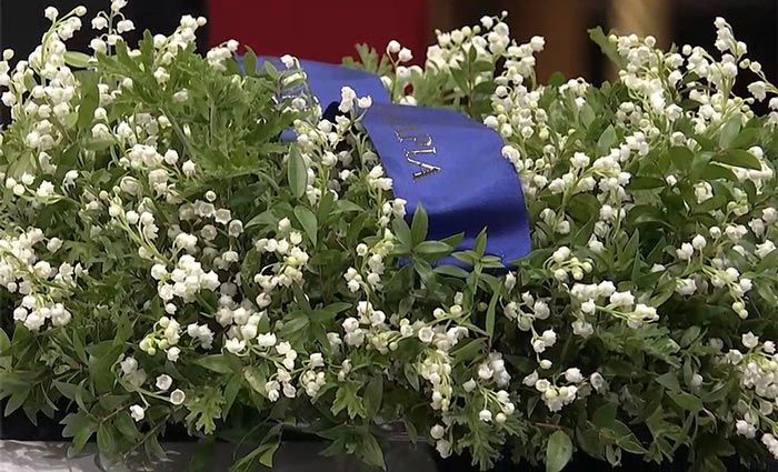 Corona de flores de la reina Ana María en el funeral de su padre 