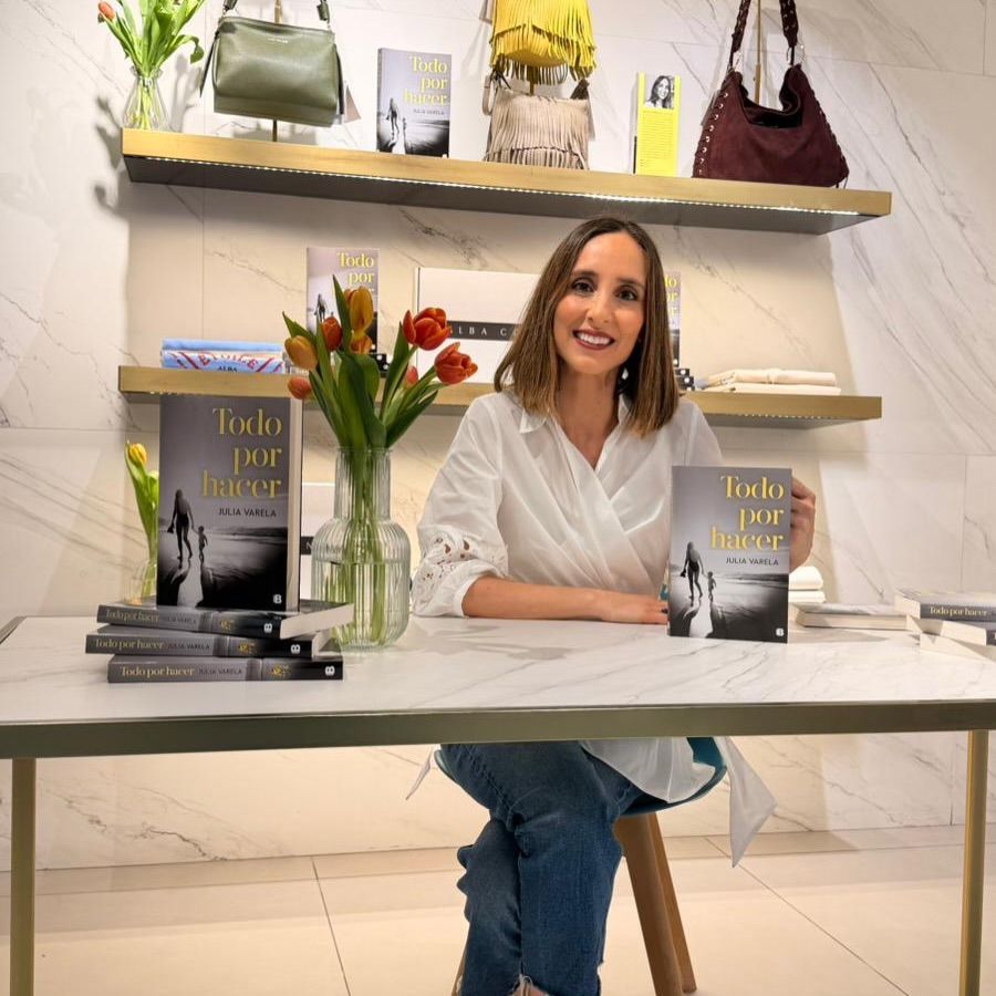 Julia Varela firmando su libro 'Todo por hacer'