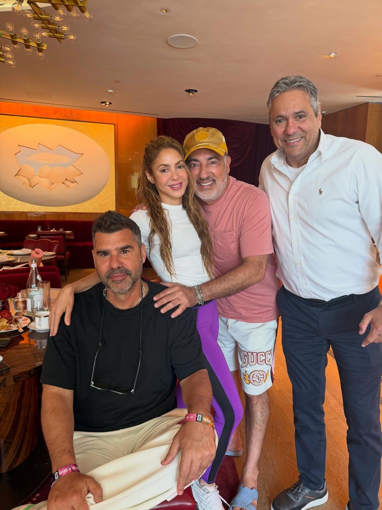 De izquierda a derecha: Antonio de la Rúa, Shakira, George Nader y Tonino Mebarak. 