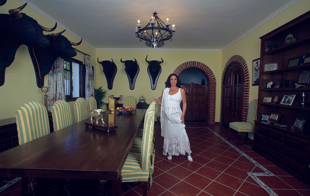 Isabel Pantoja posa dentro de la Finca Cantora con un vestido blanco de volantes 
