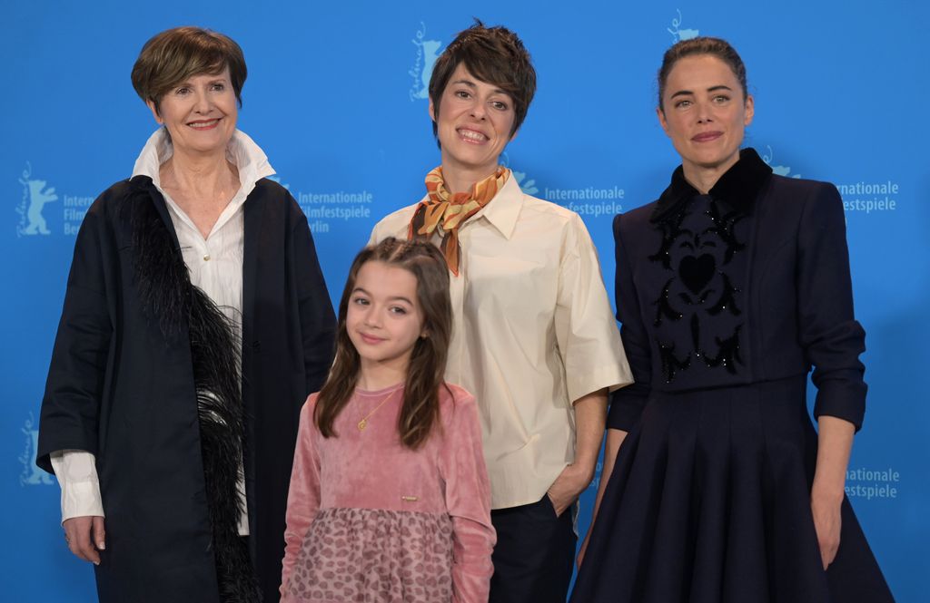 Sofia Otero con Estibaliz Urresola Solaguren, y Patricia Lopez Arnaiz, en la Berlinale (2023)