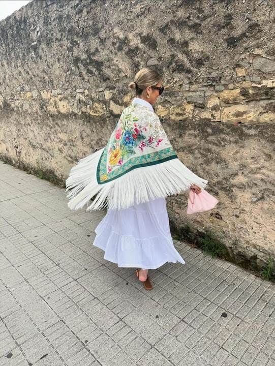 Inés de Cominges y su look de invitada con mantón de manila