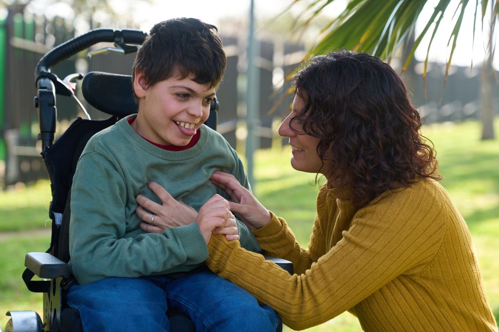 Madre con su hijo en silla de ruedas