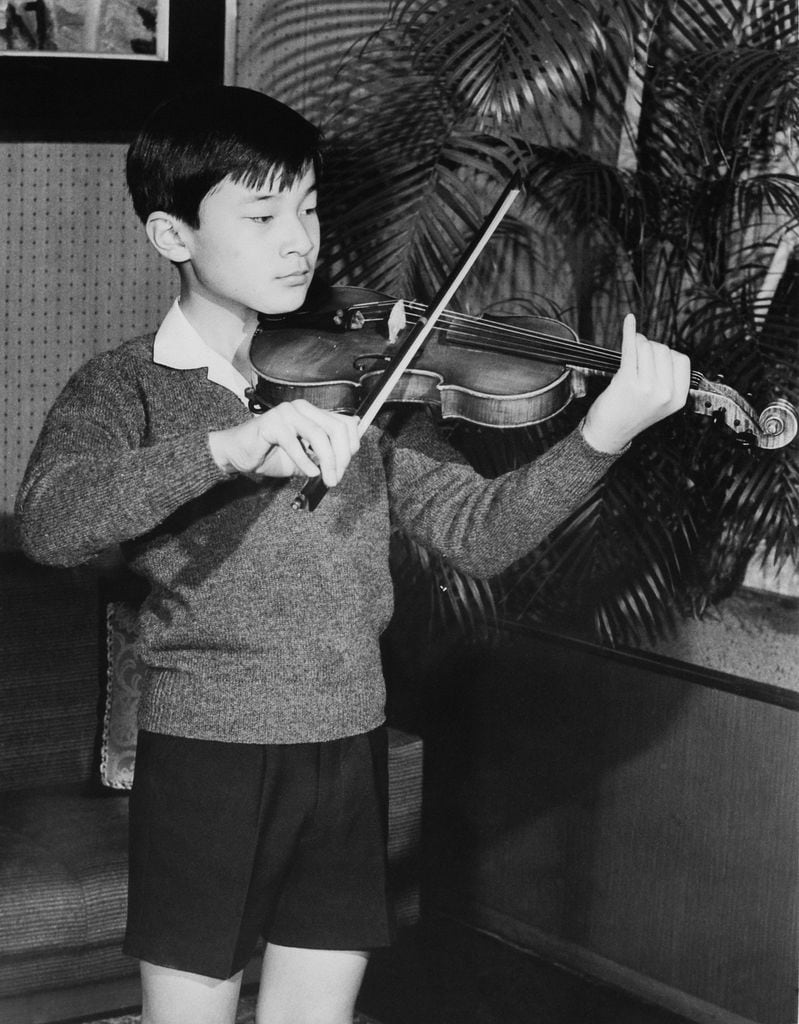 El entonces príncipe Naruhito con su violín