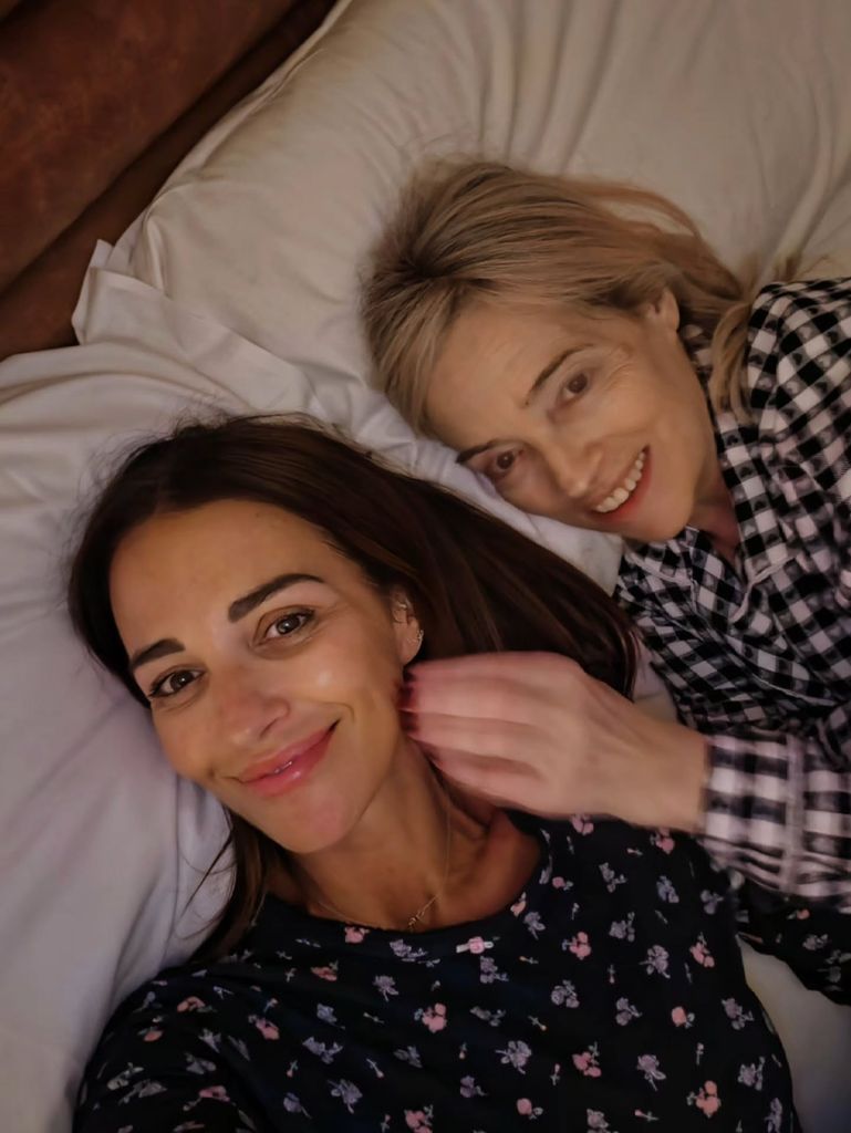Madre e hija en la habitación del hotel, a punto de irse a dormir