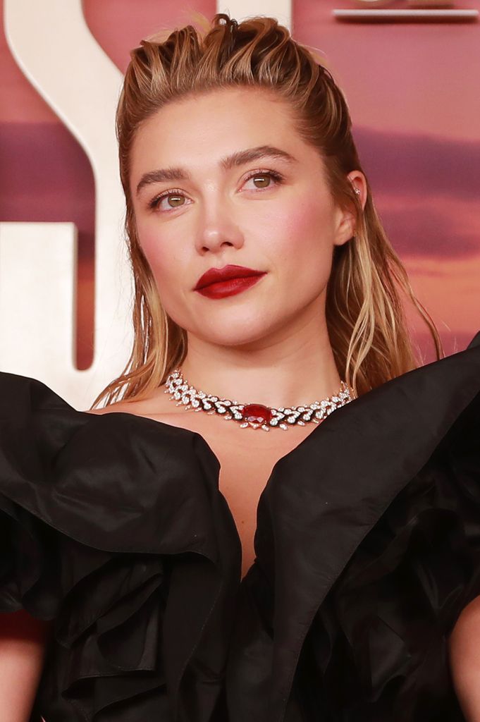Florence Pugh en un estreno de Al este del Edén en Londres con vestido negro y labios rojos