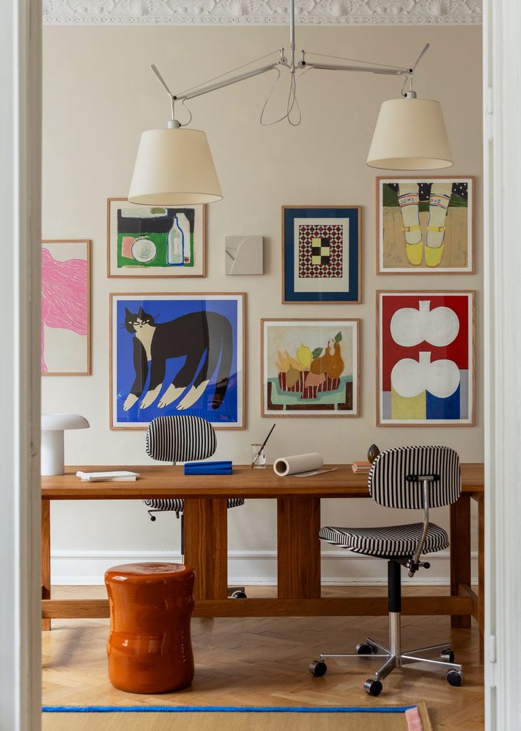 Pared decorada con composición de láminas