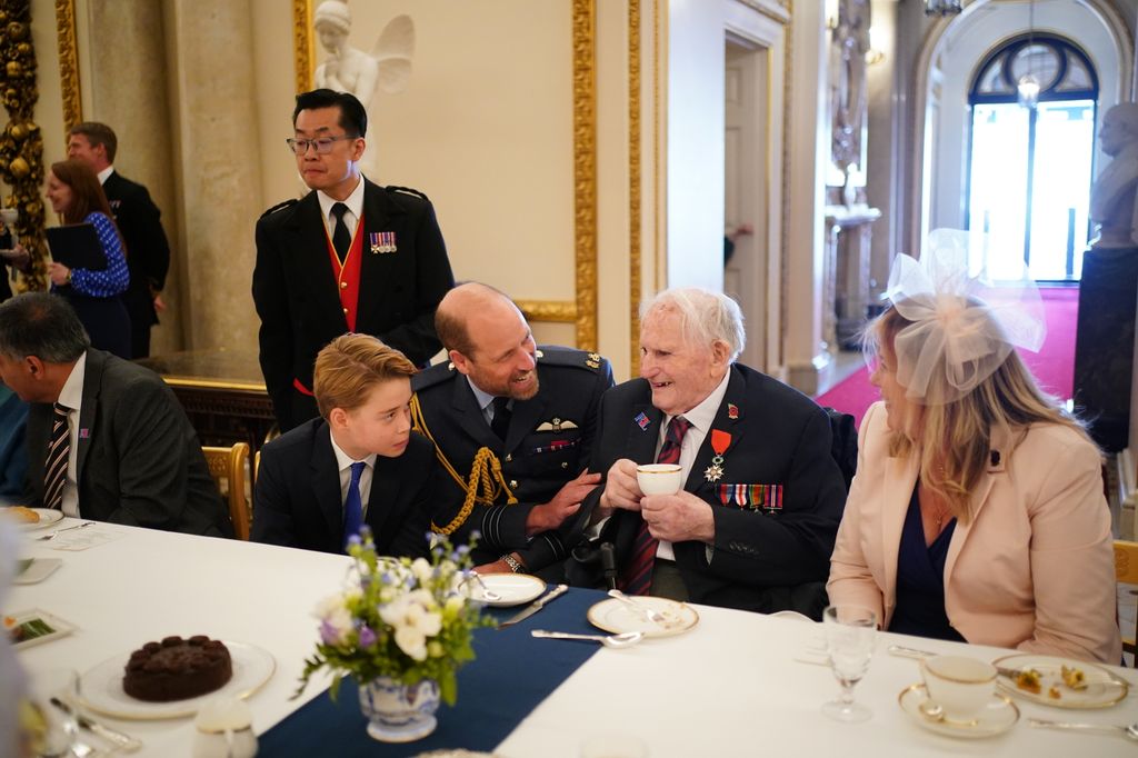 El príncipe George saludando en la fiesta del té en homenaje a veteranos de guerra
