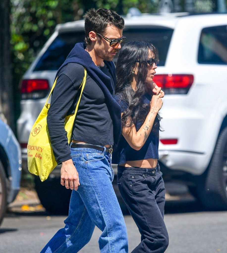  Tras causar sensación en Roma y ser vistos juntos ayer, Harry Styles y Zoë Kravitz han sido vistos dando otro paseo de la mano. 