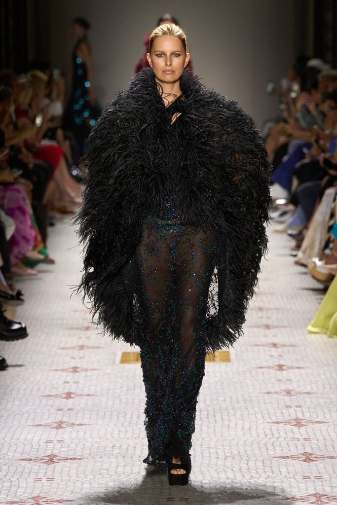 Karolina Kurkova, para Elie Saab Alta Costura Otoño/Invierno 2024-2025.