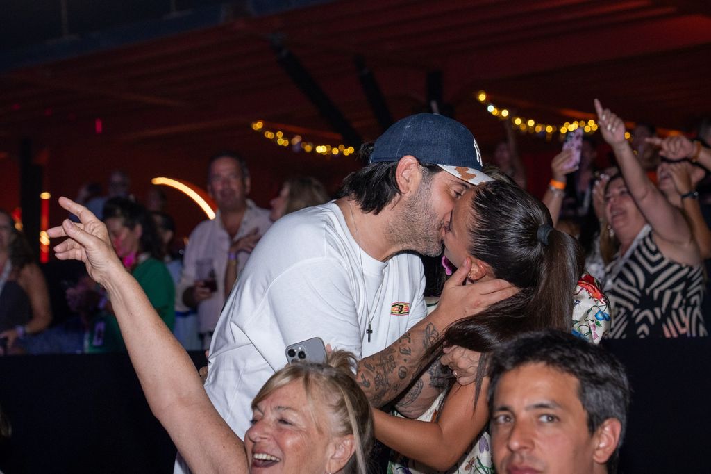 Romántico beso de Melendi y su mujer