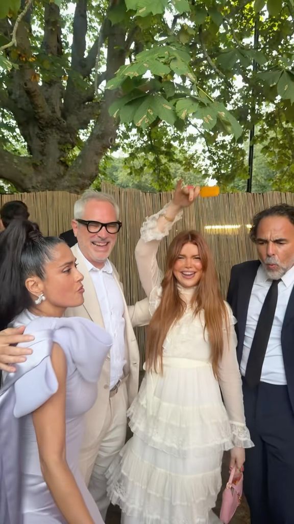 Salma Hayek, Alfonso Cuarón, Bu Cuarón y Alejandro González Iñárritu bailando al ritmo de 'Dime' de Bu. 