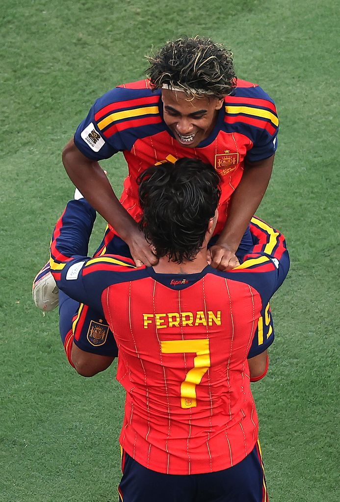 Ferran Torres #7 y Lamine Yamal #19 celebran el único y primer gol de España.