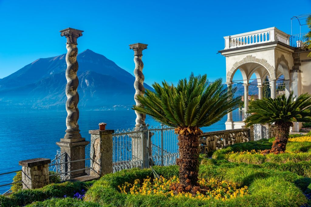 El lago de Como visto desde los jardines de Villa Monastero, Varenna, Italia