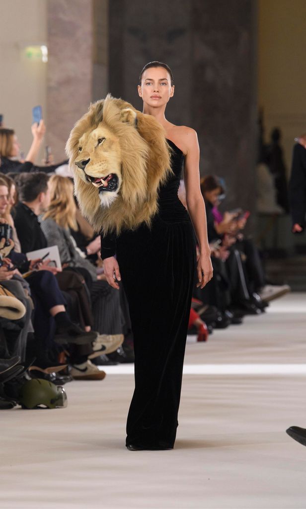 Irina Shayk en el desfile Schiaparelli Alta Costura primavera verano 2023