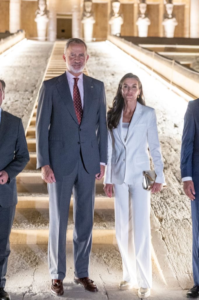 LOS REYES VISITAN HATSHEPSUT EN EL VALLE DE LOS REYES en Egipto