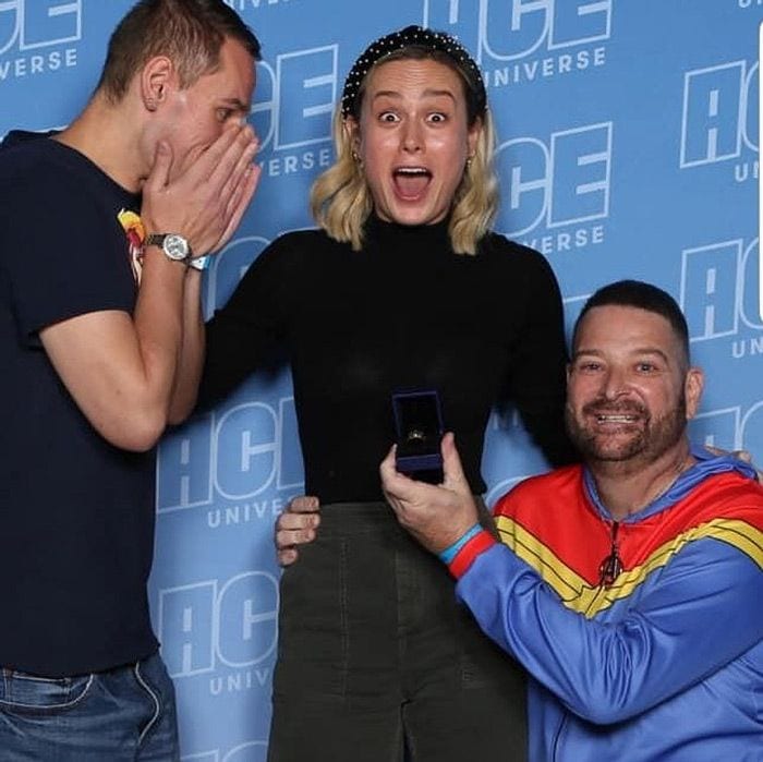 La simpática reacción de Brie Larson ante la pedida de matrimonio de dos de sus fans