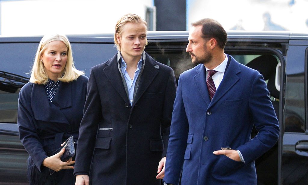 Mette-Marit y Haakon de Noruega con Marius Borg