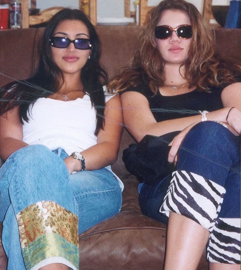 Khloé Kardashian compartió esta entrañable foto de su juventud junto a su hermana Kim.