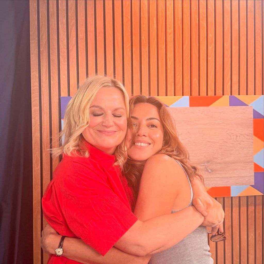 Aubrey Plaza habló de su dolor en el podcast de su amiga Amy Poehler.